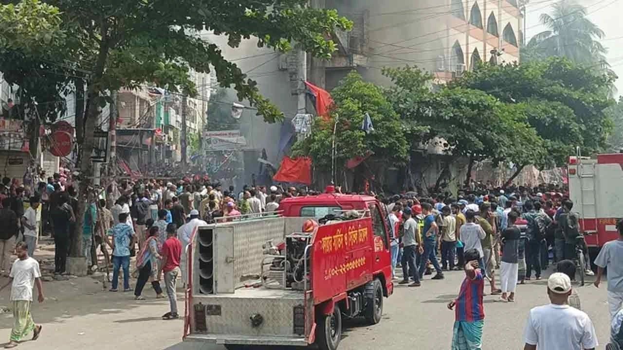 মিরপুরে উচ্ছেদ অভিযানে মসজিদে আগুন, ক্ষুব্ধ জনতার গাড়ি ভাঙচুর